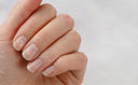Unhas esbranquiçadas e opacas, causas, erros comuns e como tratar corretamente